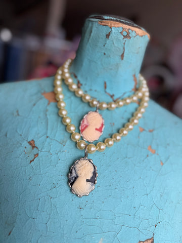 ✨ Vintage Muse Cameo Pearl Necklace